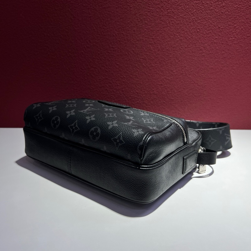 路易威登/Louis Vuitton Outdoor系列 經典黑老花拼黑皮郵差包 斜挎包 1尺寸:26 x 20 x 10.5 。-6