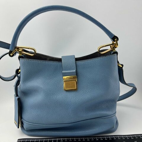 Miu Miu 鎖扣水桶包