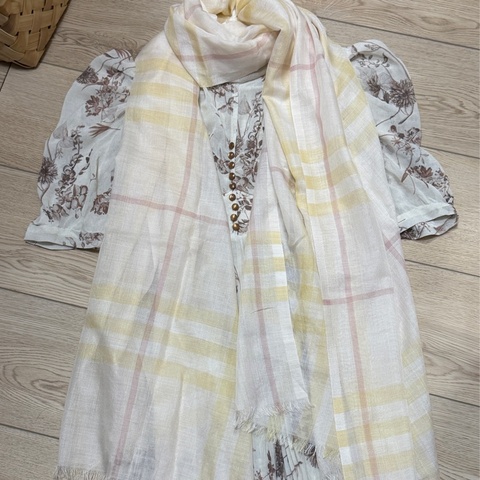 Burberry 寬版格紋羊毛圍巾 卡士達米色