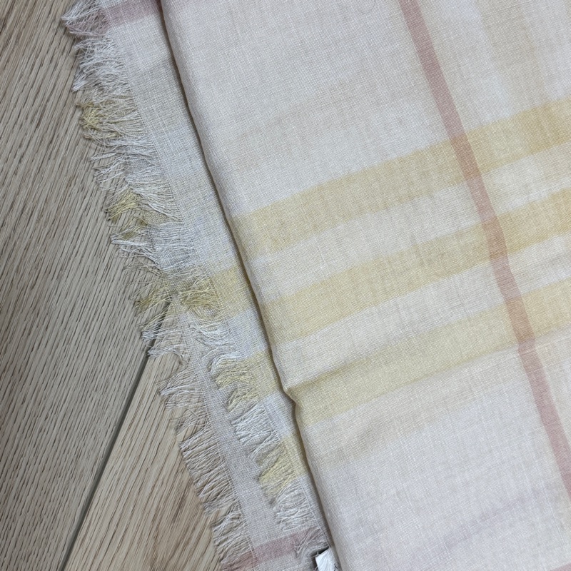 Burberry 寬版格紋羊毛圍巾 卡士達米色-4