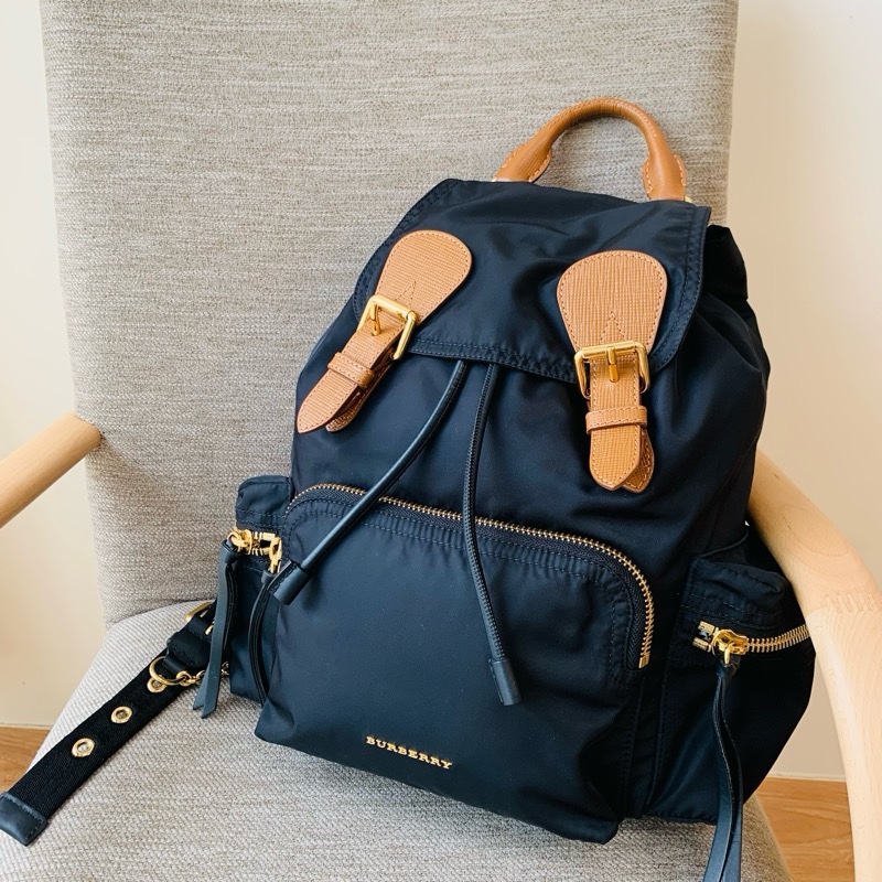 Burberry 焦糖色皮革軍旅後背包 (經典黑/M號)-1