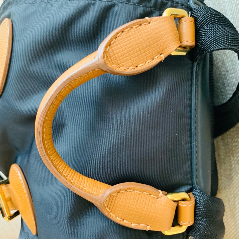 Burberry 焦糖色皮革軍旅後背包 (經典黑/M號)-13