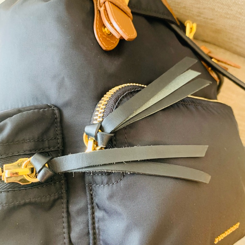 Burberry 焦糖色皮革軍旅後背包 (經典黑/M號)-17