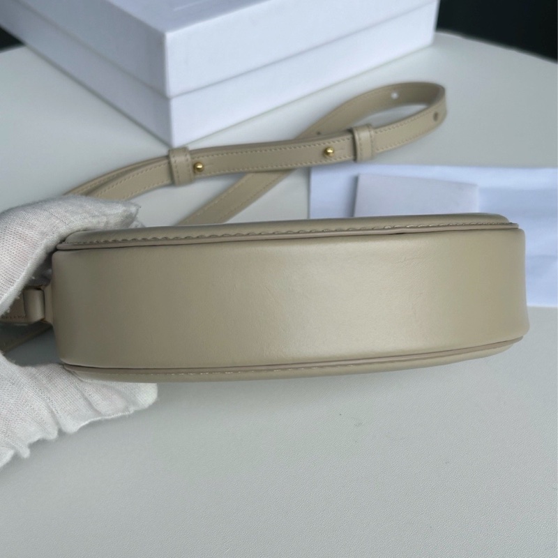 Celine賽琳凱旋門logo月餅包斜挎包，底長16釐米，附件盒子小票。-1