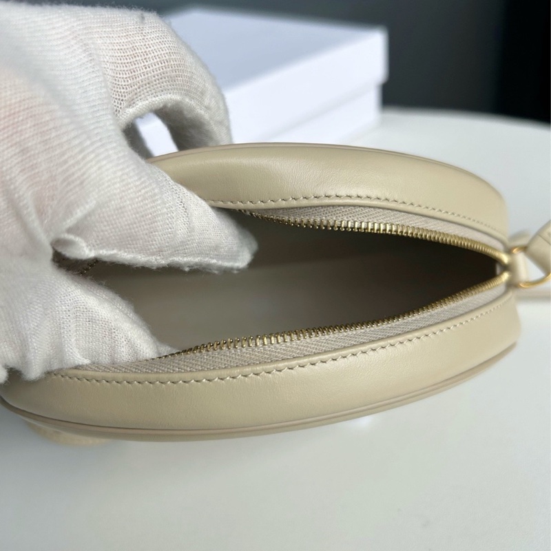 Celine賽琳凱旋門logo月餅包斜挎包，底長16釐米，附件盒子小票。-9