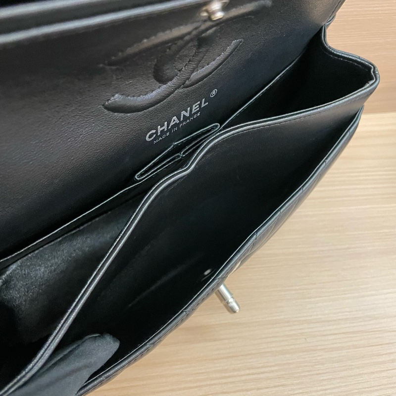 NO:C69 Chanel香奈儿V纹 cf黑色羊皮 中號2021年，30開 有卡 有塵袋 無盒子，尺寸底長23*高14*寬7*-13