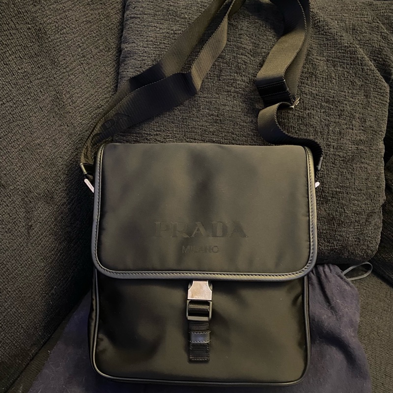 Prada普拉達 黑色尼龍單扣郵差包 有塵袋 尺寸:24×25-0