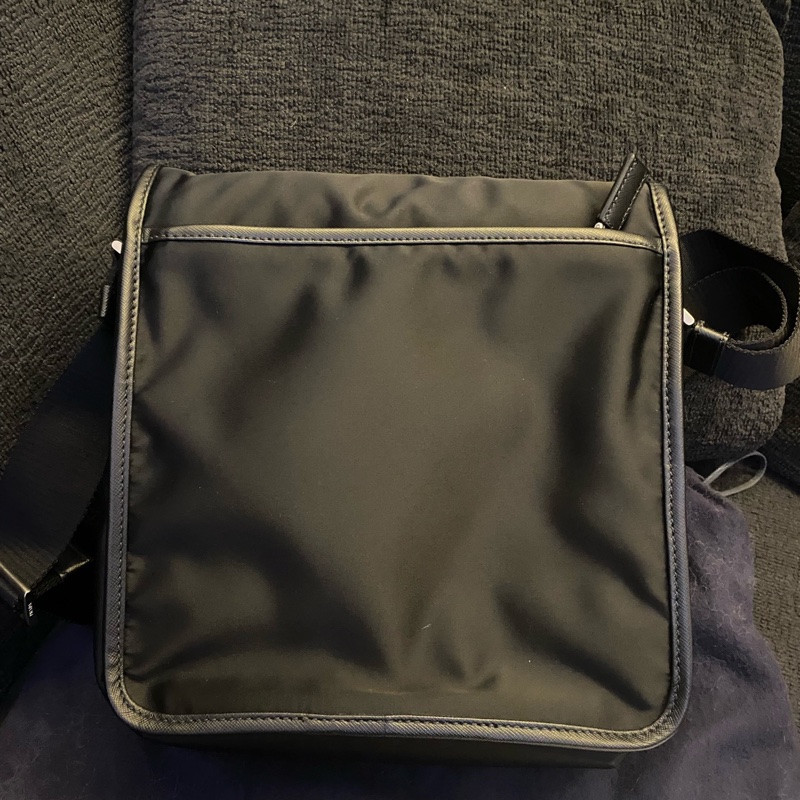 Prada普拉達 黑色尼龍單扣郵差包 有塵袋 尺寸:24×25-1