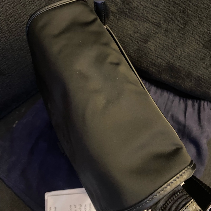 Prada普拉達 黑色尼龍單扣郵差包 有塵袋 尺寸:24×25-2