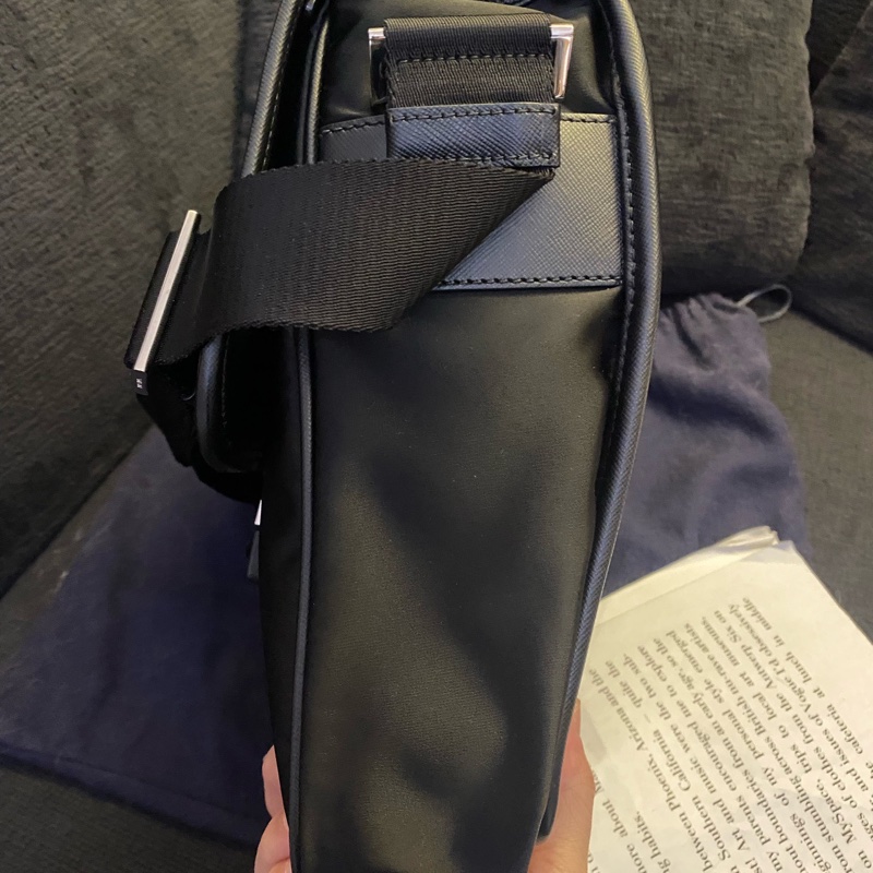 Prada普拉達 黑色尼龍單扣郵差包 有塵袋 尺寸:24×25-3