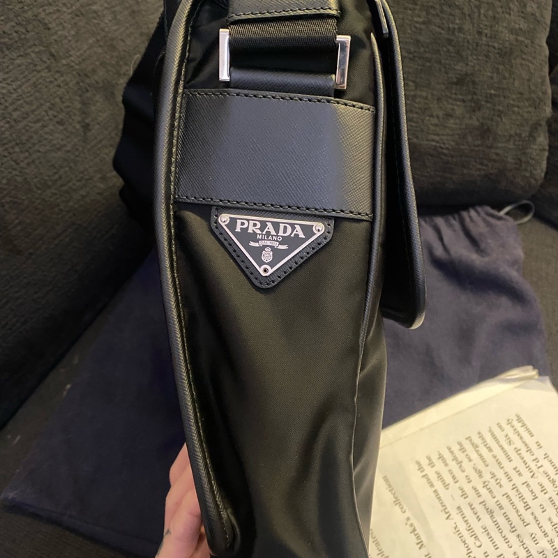 Prada普拉達 黑色尼龍單扣郵差包 有塵袋 尺寸:24×25-4