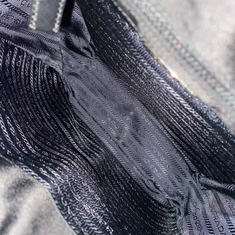 Prada普拉達 黑色尼龍單扣郵差包 有塵袋 尺寸:24×25-5