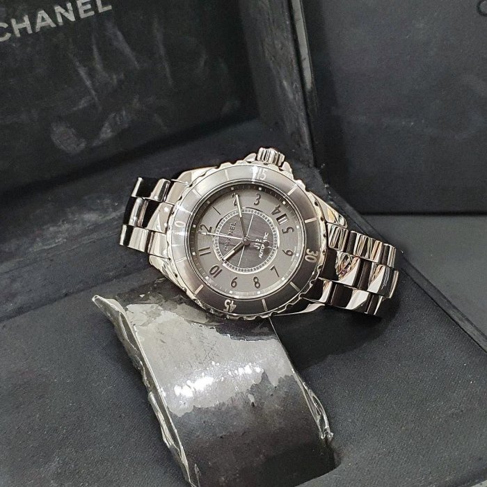【大眾名錶】CHANEL 香奈兒 H2979經典 J12系列 2015/09卡 鈦陶瓷 數字面盤 摺疊扣 錶徑38 G143-2