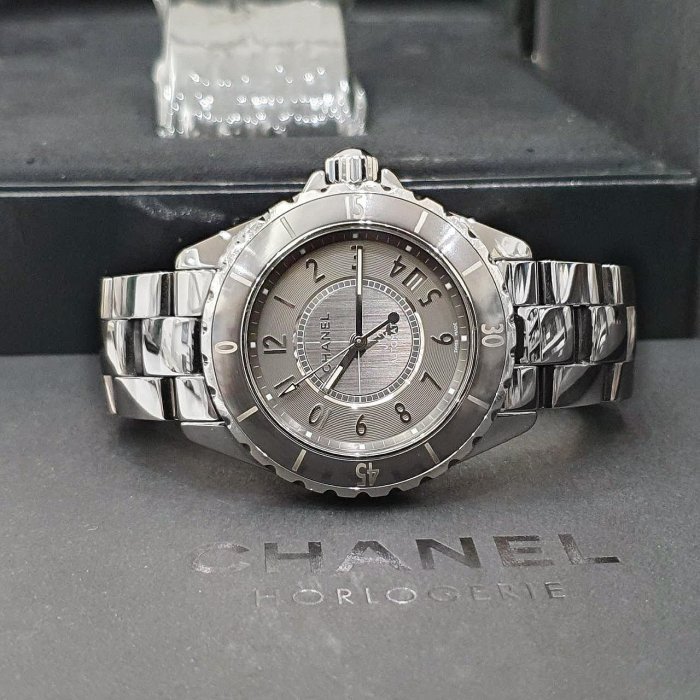 【大眾名錶】CHANEL 香奈兒 H2979經典 J12系列 2015/09卡 鈦陶瓷 數字面盤 摺疊扣 錶徑38 G143-4