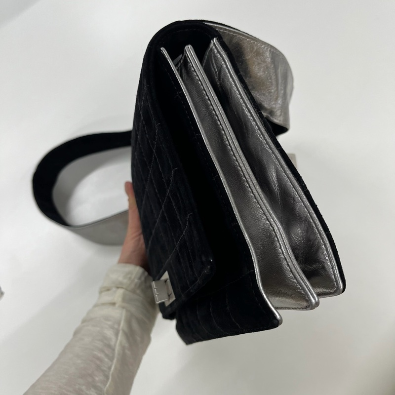 「JL精品代購」Chanel香奈兒 冰格麂皮 2.55 寬肩帶單肩包-10