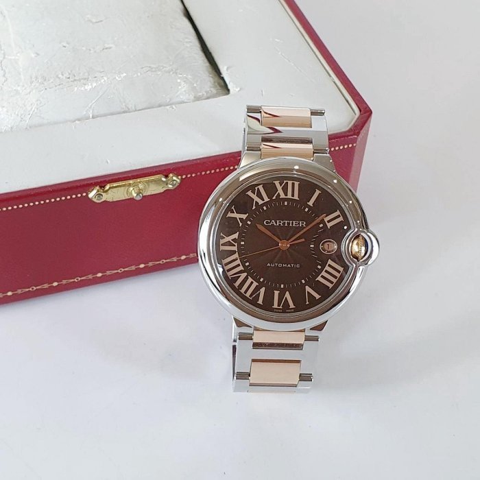 【大眾名錶】Cartier卡地亞 W6920032 藍氣球系列 半玫瑰金 巧克力面 羅馬時標 日期窗 蝴蝶扣 錶徑42mm B1210-3