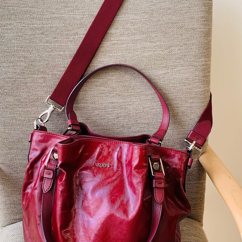 TOD’S FLOWER系列金屬LOGO牛皮飾邊亮漆皮帆布磁釦三層兩用包(中-紫紅)-1