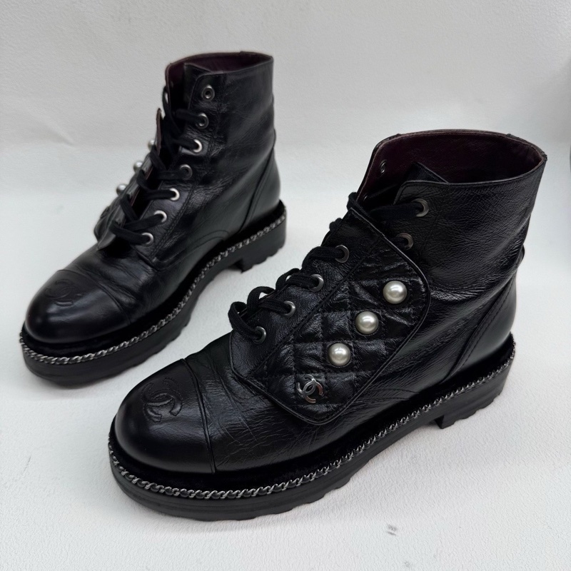 chanel香奈兒 油蠟皮珍珠馬丁靴 黑色珍珠短袖 37碼-0