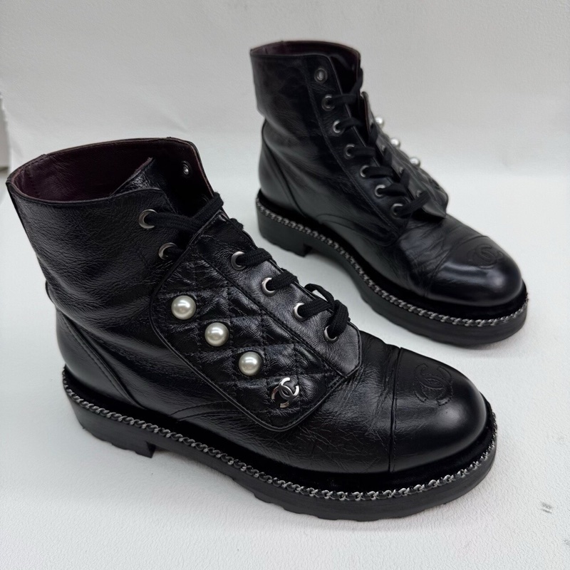 chanel香奈兒 油蠟皮珍珠馬丁靴 黑色珍珠短袖 37碼-2