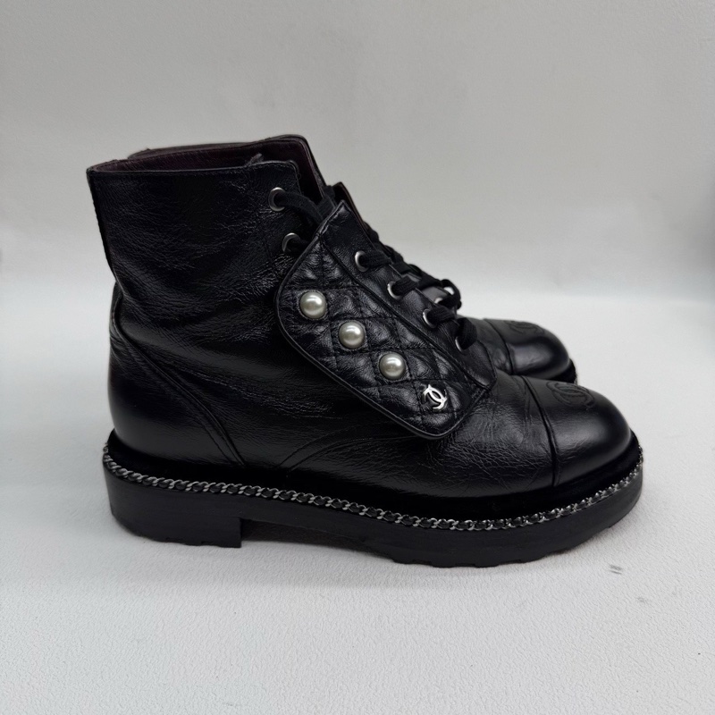 chanel香奈兒 油蠟皮珍珠馬丁靴 黑色珍珠短袖 37碼-3