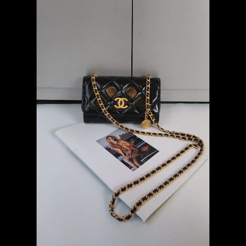 Chanel 金鍊金幣油蠟亮面皮革斜背小包-0