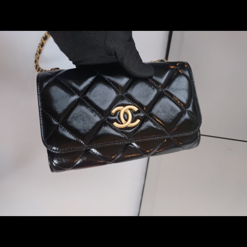 Chanel 金鍊金幣油蠟亮面皮革斜背小包-1