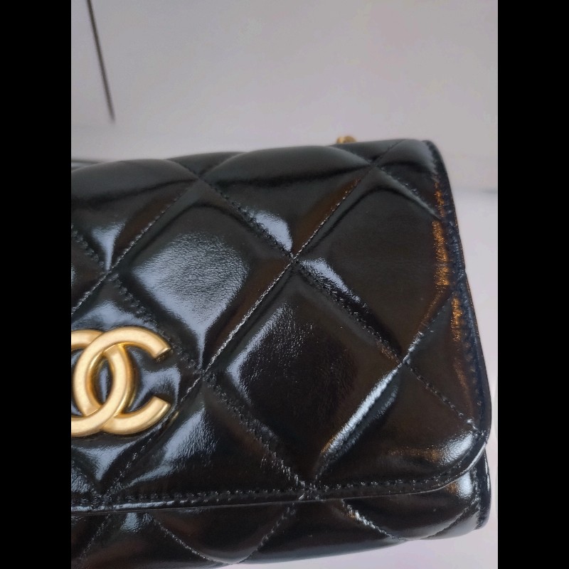 Chanel 金鍊金幣油蠟亮面皮革斜背小包-2