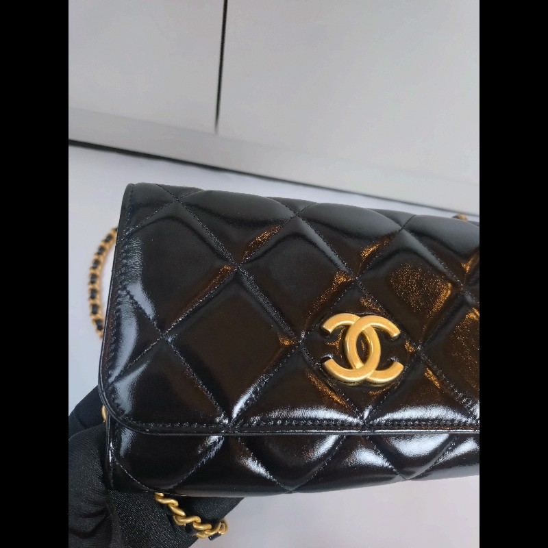 Chanel 金鍊金幣油蠟亮面皮革斜背小包-3