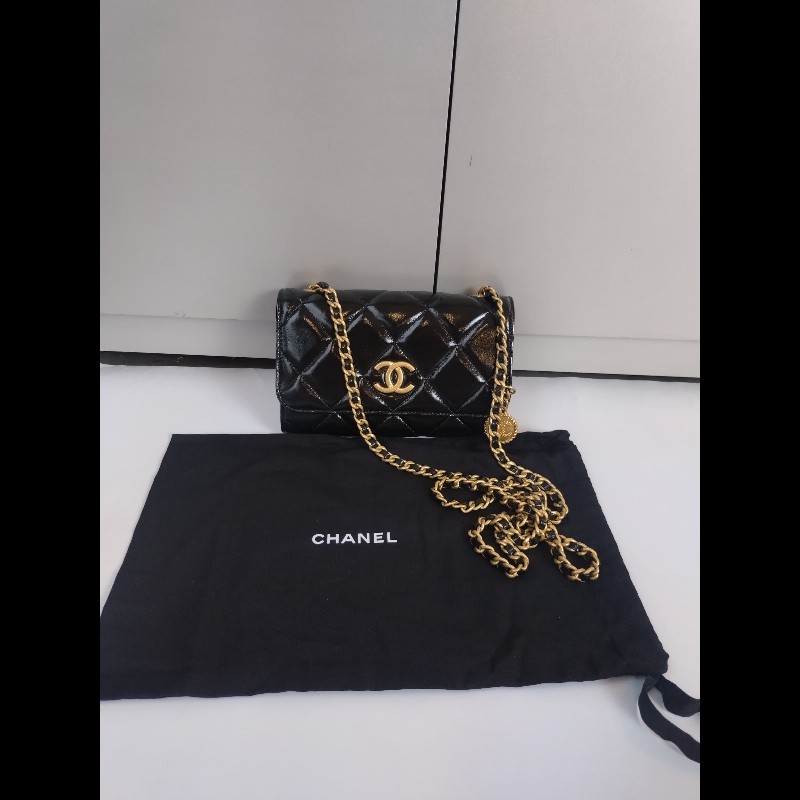 Chanel 金鍊金幣油蠟亮面皮革斜背小包-4
