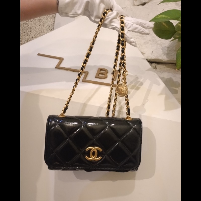 Chanel 金鍊金幣油蠟亮面皮革斜背小包-5