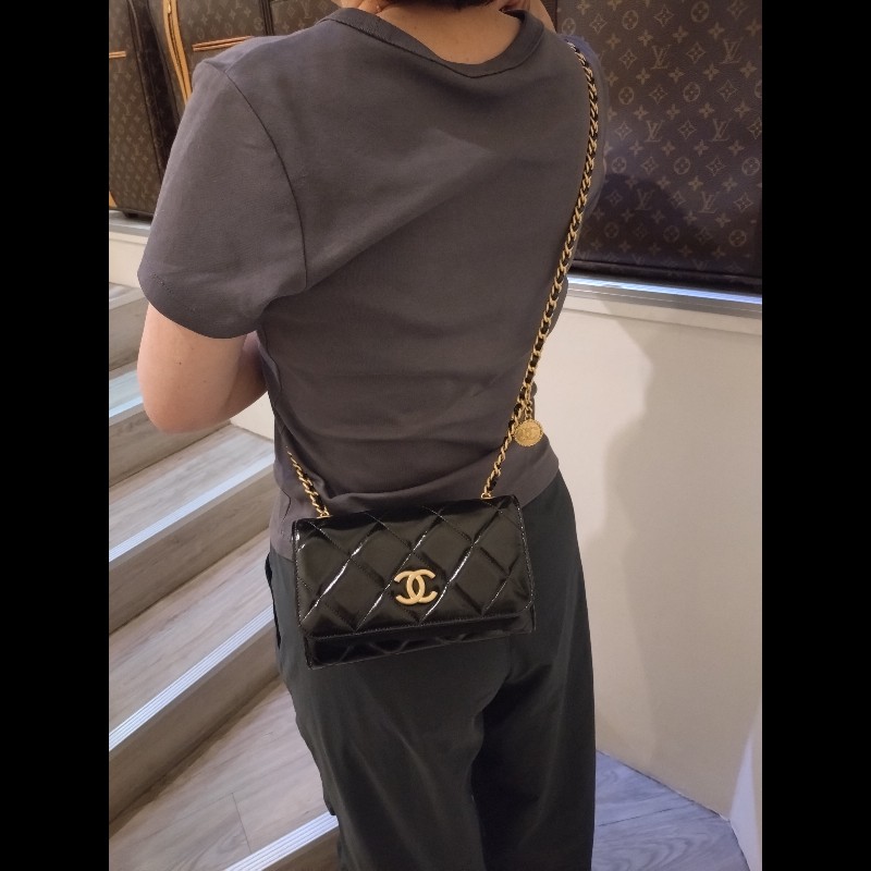 Chanel 金鍊金幣油蠟亮面皮革斜背小包-6