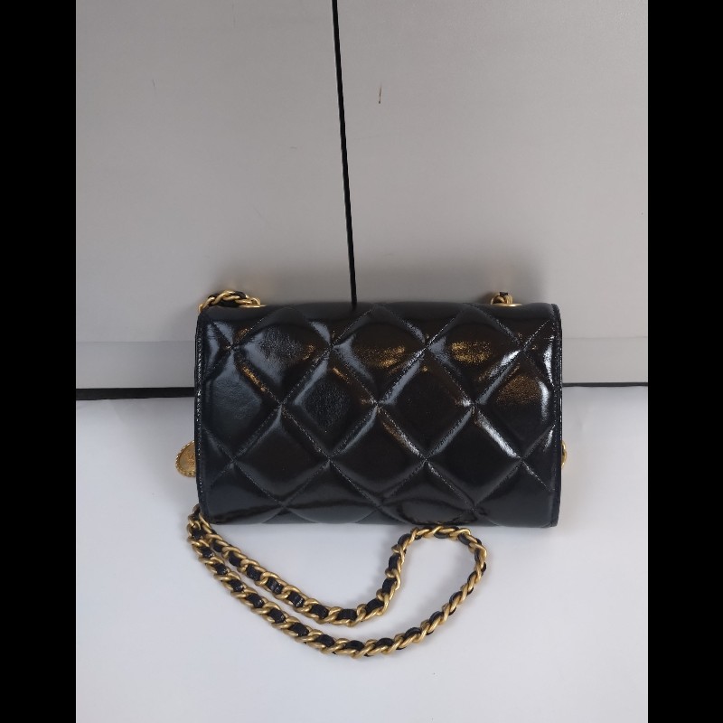 Chanel 金鍊金幣油蠟亮面皮革斜背小包-7