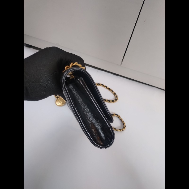 Chanel 金鍊金幣油蠟亮面皮革斜背小包-9
