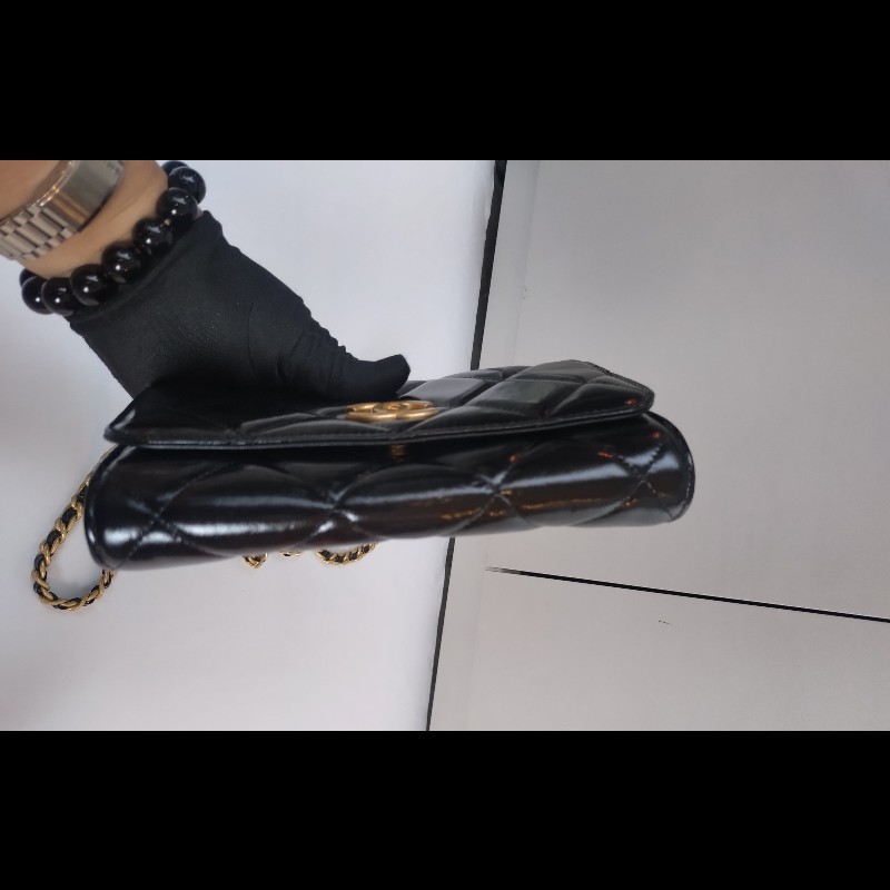 Chanel 金鍊金幣油蠟亮面皮革斜背小包-10