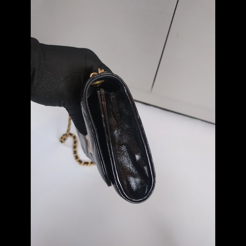Chanel 金鍊金幣油蠟亮面皮革斜背小包-11