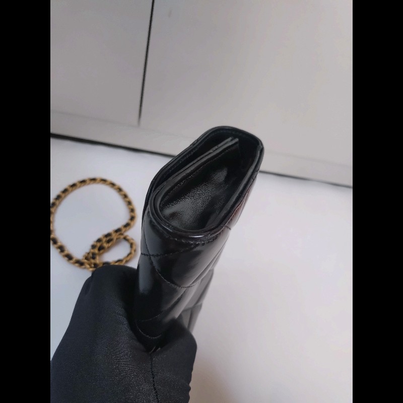 Chanel 金鍊金幣油蠟亮面皮革斜背小包-12