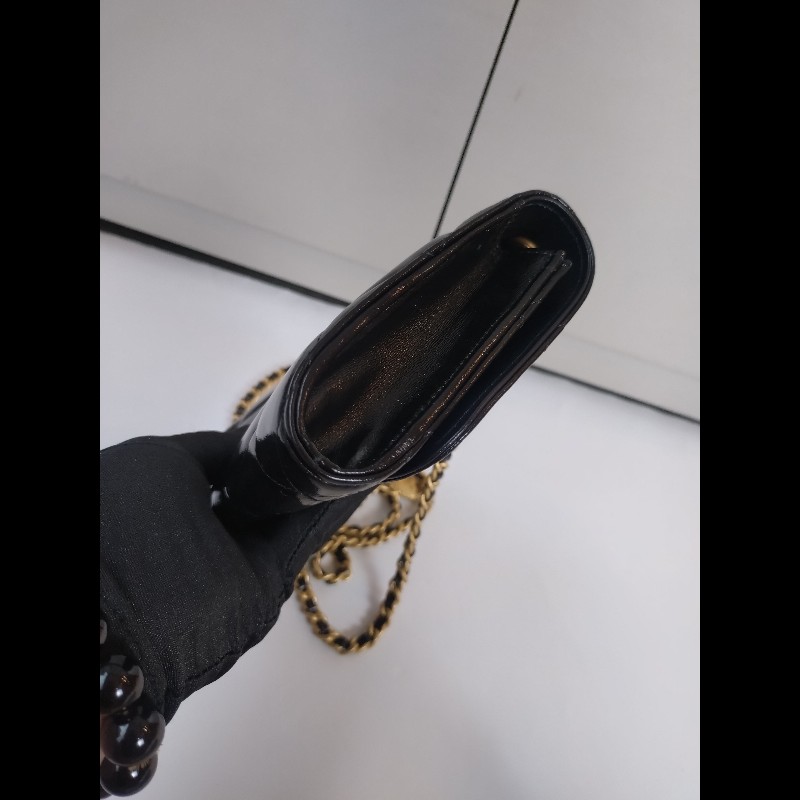 Chanel 金鍊金幣油蠟亮面皮革斜背小包-13