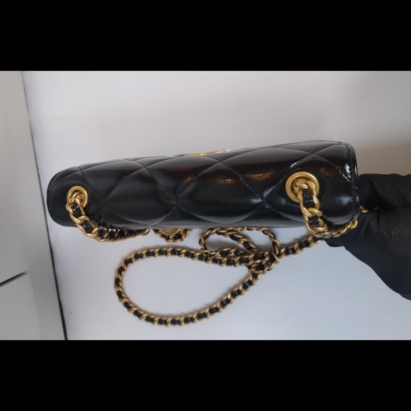 Chanel 金鍊金幣油蠟亮面皮革斜背小包-14