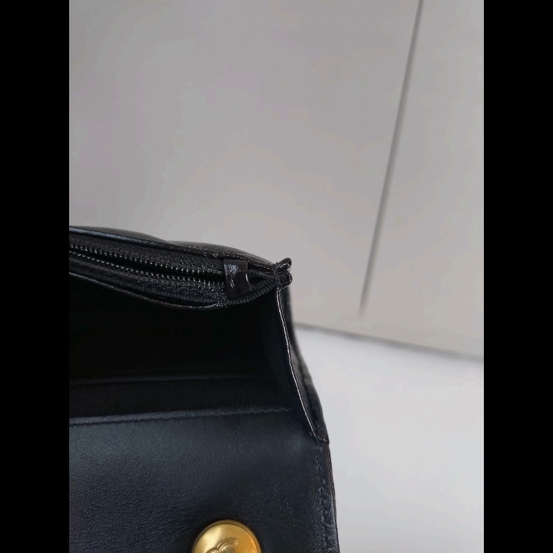 Chanel 金鍊金幣油蠟亮面皮革斜背小包-15