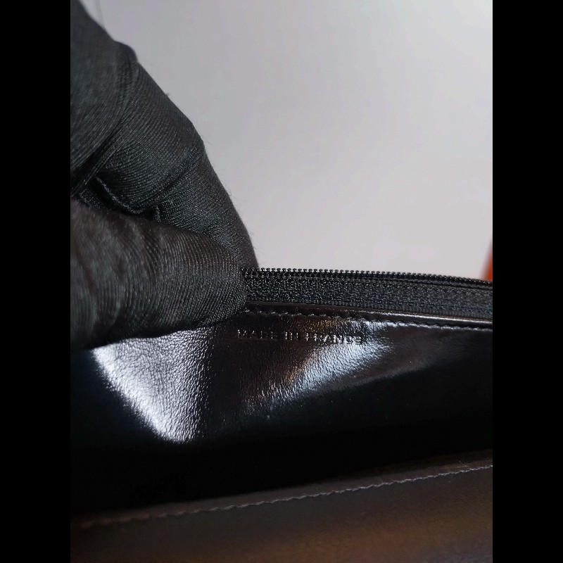 Chanel 金鍊金幣油蠟亮面皮革斜背小包-16