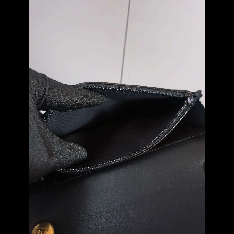 Chanel 金鍊金幣油蠟亮面皮革斜背小包-17