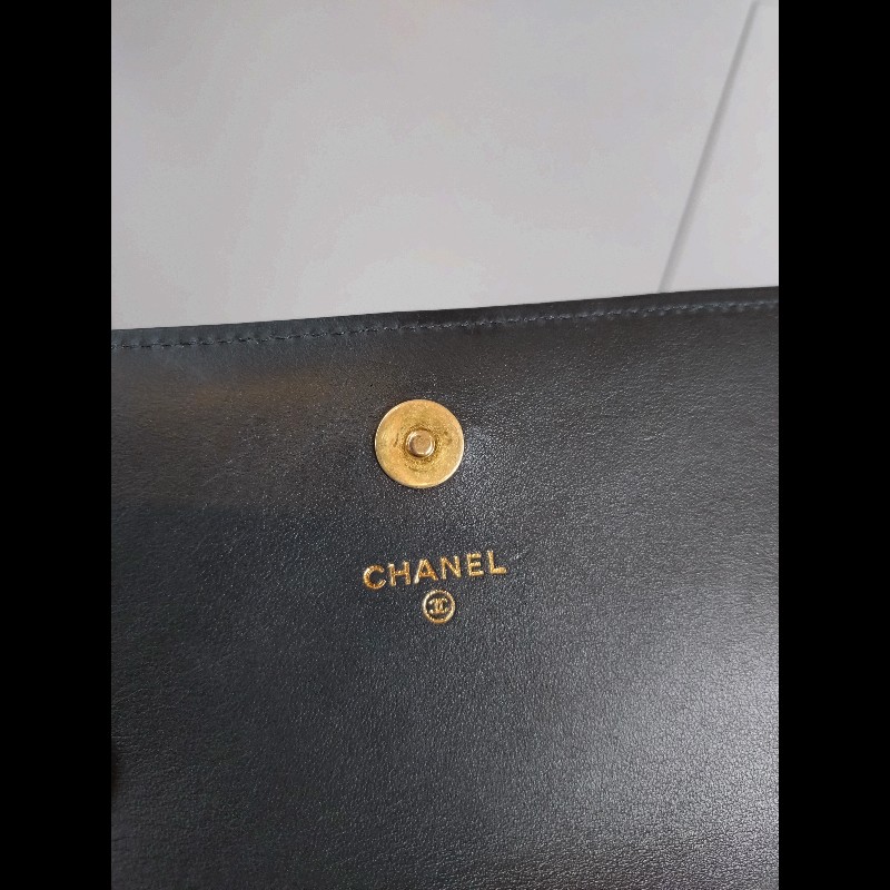 Chanel 金鍊金幣油蠟亮面皮革斜背小包-19