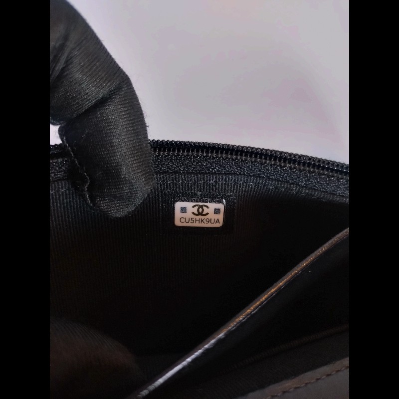 Chanel 金鍊金幣油蠟亮面皮革斜背小包-20