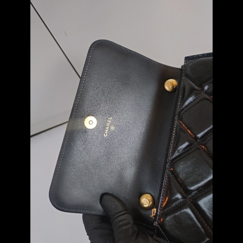 Chanel 金鍊金幣油蠟亮面皮革斜背小包-21
