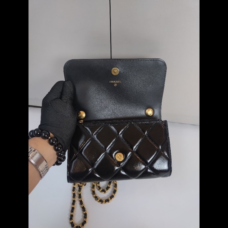 Chanel 金鍊金幣油蠟亮面皮革斜背小包-22