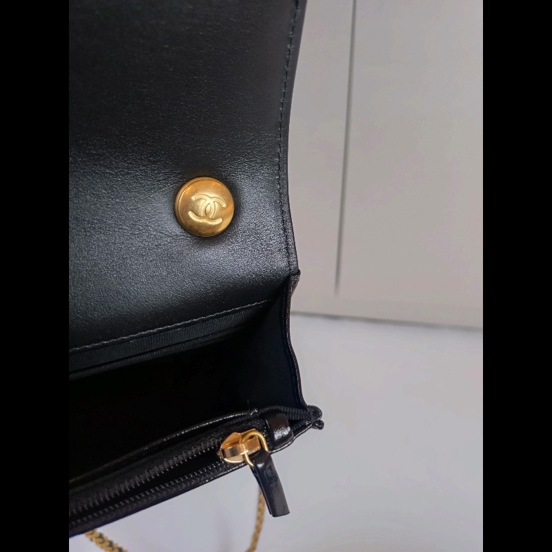 Chanel 金鍊金幣油蠟亮面皮革斜背小包-24