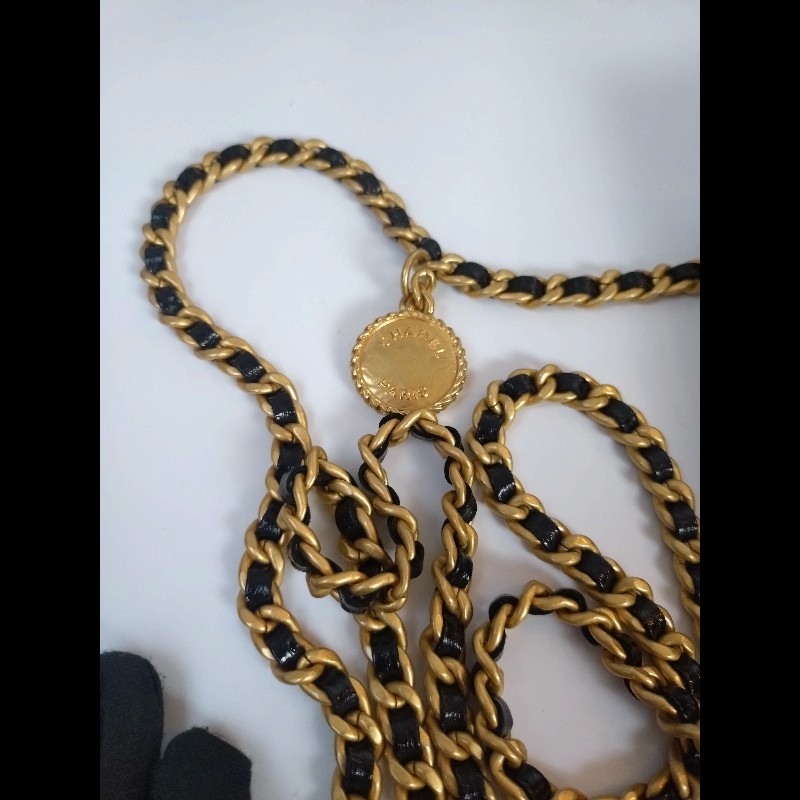Chanel 金鍊金幣油蠟亮面皮革斜背小包-25