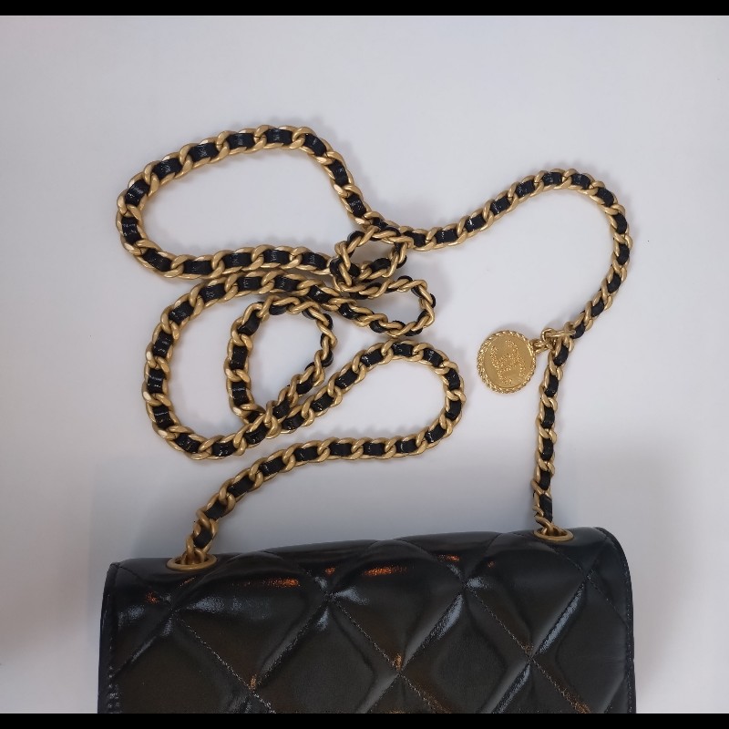 Chanel 金鍊金幣油蠟亮面皮革斜背小包-26