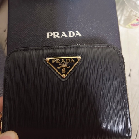 Prada 普拉達 SAFFIANO TRIANG 黑色 水波紋小牛皮 金色三角 LOGO 拉鍊卡夾 零錢包