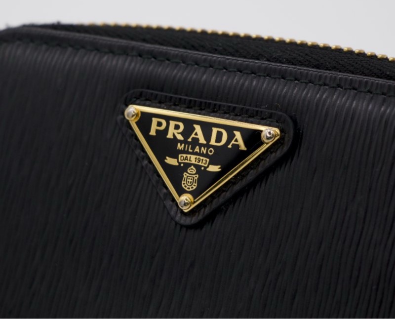 Prada 普拉達 SAFFIANO TRIANG 黑色 水波紋小牛皮 金色三角 LOGO 拉鍊卡夾 零錢包-3